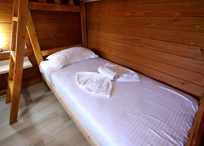 Bujtina E Muriqit Resort *