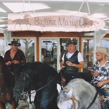 Bujtina E Muriqit منتجع *