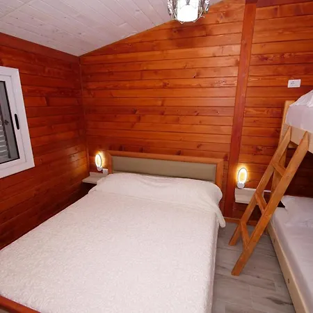 منتجع Bujtina E Muriqit